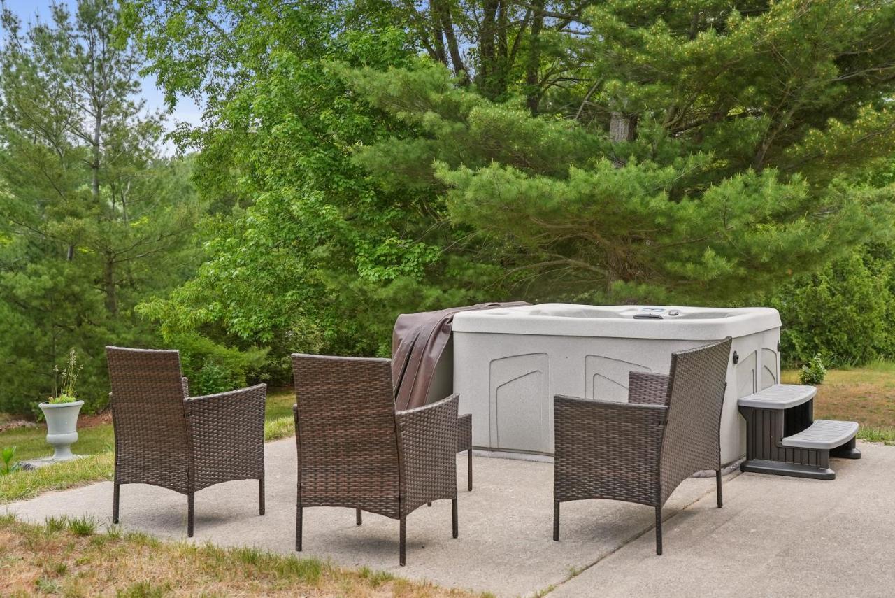 Long Lake Retreat- Hot Tub, Pool Table, Firepit ทราเวิร์สซิตี้ ภายนอก รูปภาพ